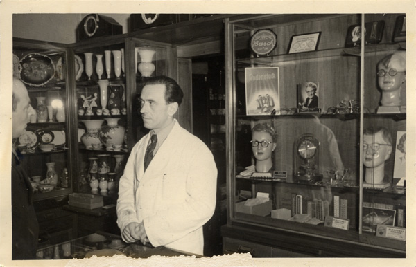 Karl Larsen im Geschäft, Januar 1951