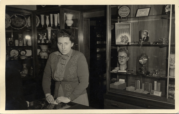 Martha Larsen im Geschäft, Januar 1951