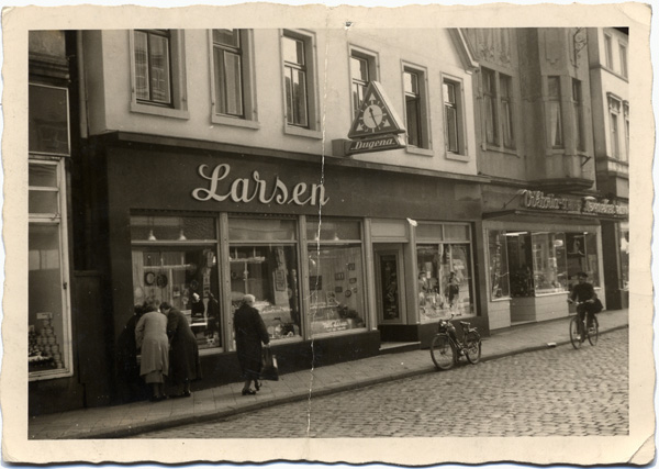 Ladenfront Larsen, Oktober 1956