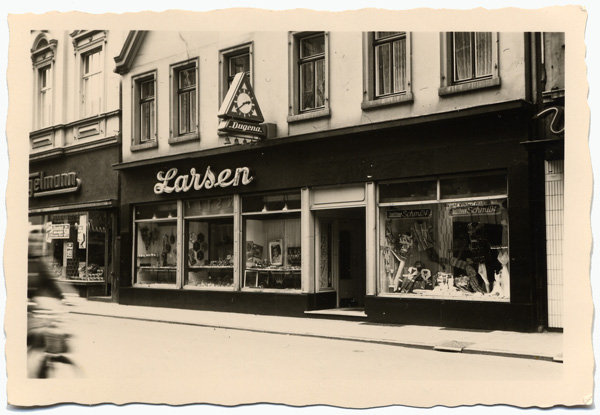 Ladenfront Larsen, Juli 1960