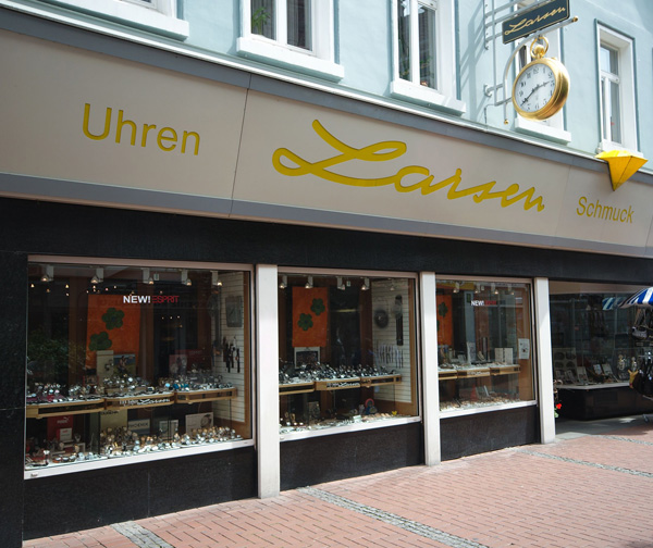 Ladenfront Larsen mit goldener Taschenuhr
