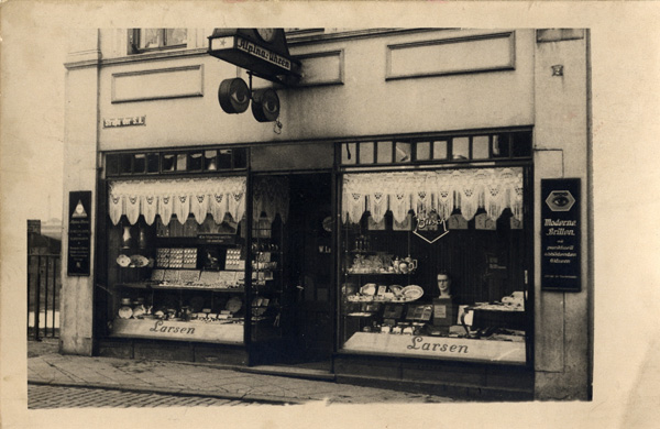 Ladenfront Larsen, um 1939